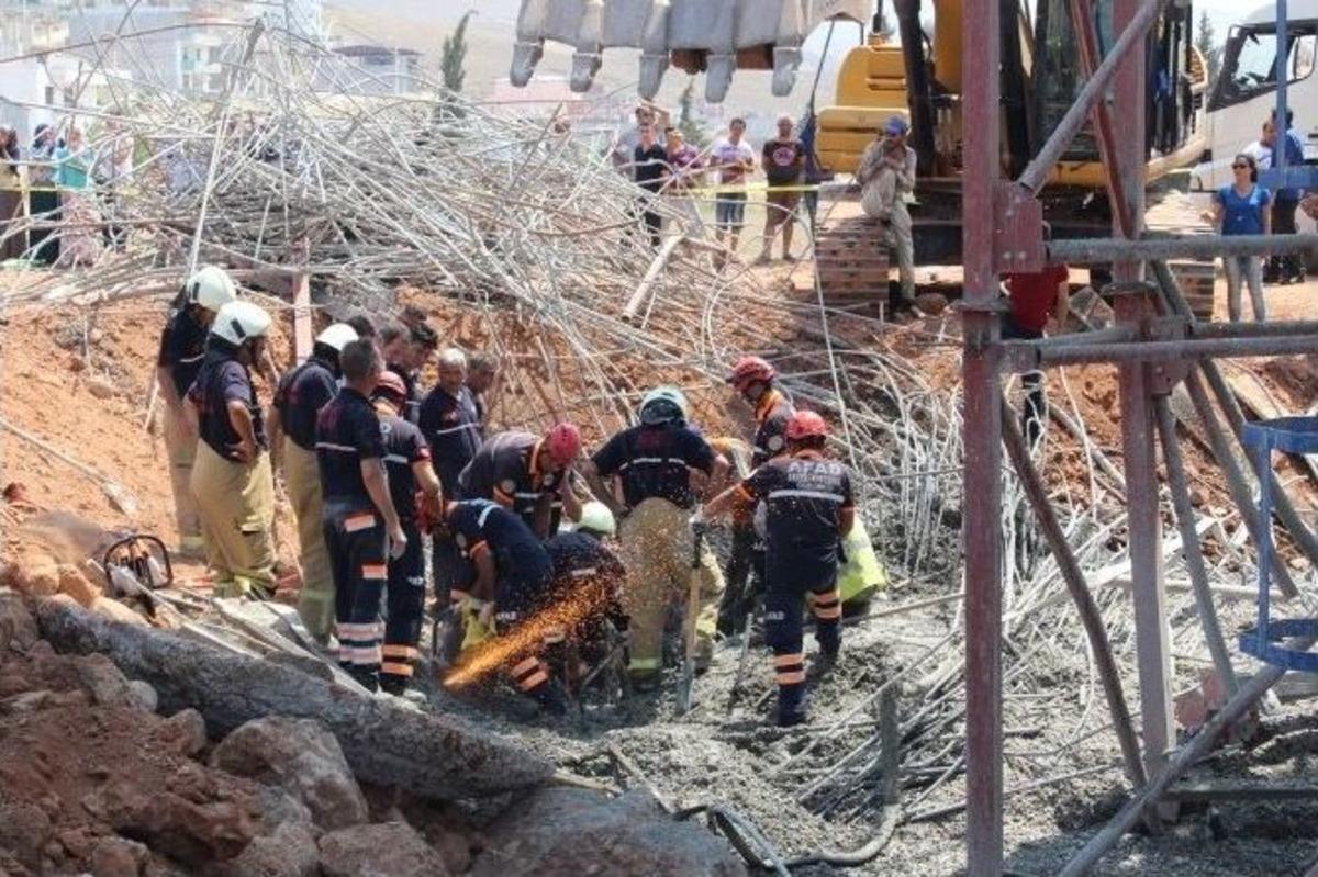 Bir İş&ccedil;i G&ouml;&ccedil;&uuml;k Altından &Ccedil;ıkarıldı