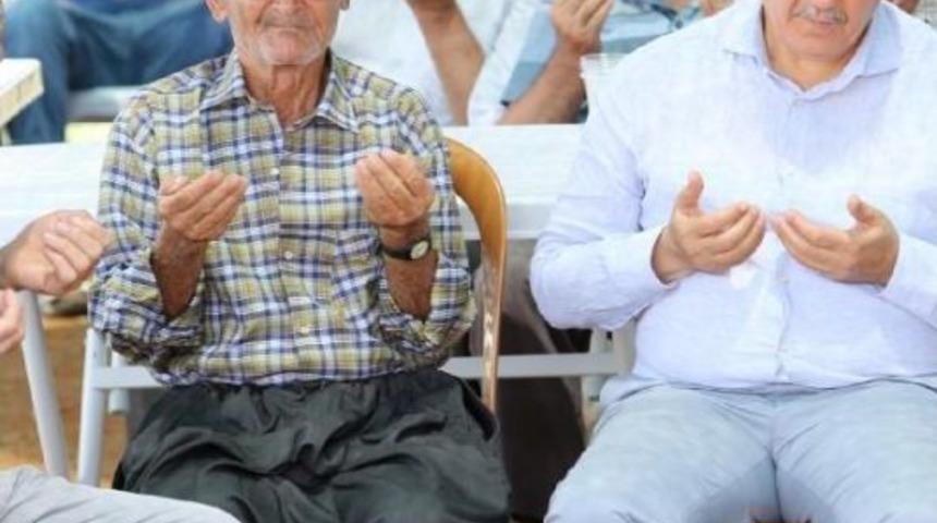 Dede Akkabak'a Yeni Şalvar Ve Ayakkabı