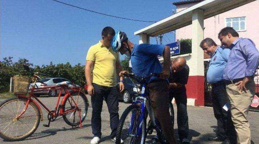 Torunu İ&ccedil;in Bisikletle Bin Km Yol Giden Dedeye Yeni Bisiklet