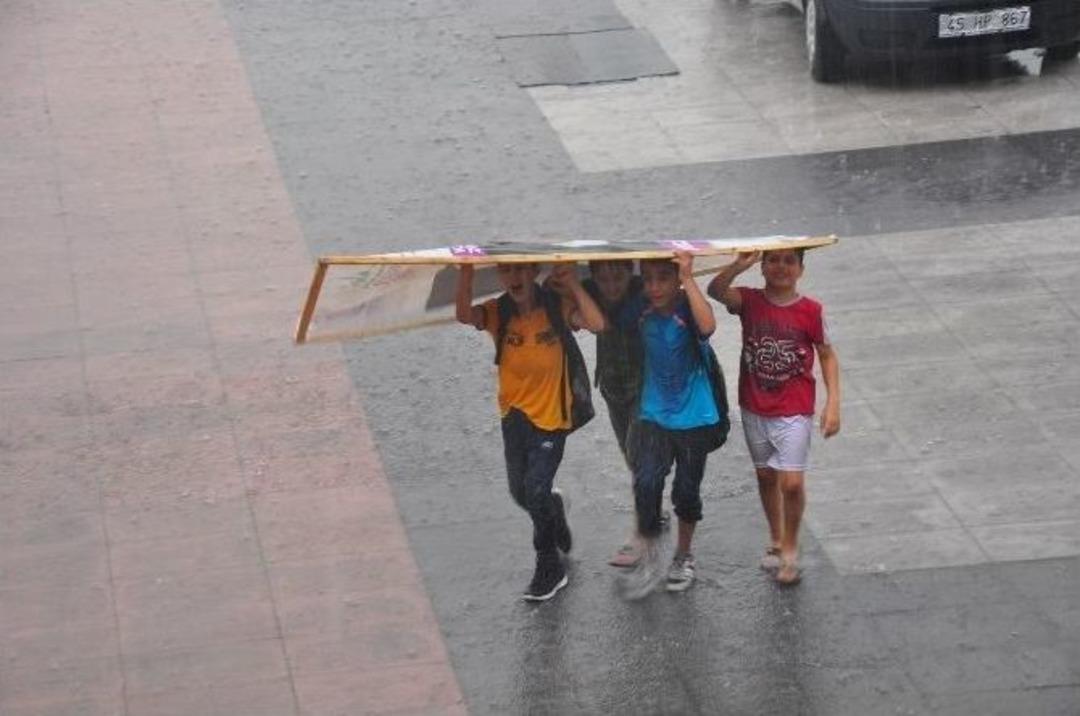 Manisalılar Yağmura Hazırlıksız Yakalandı