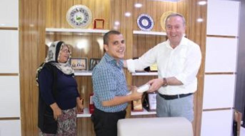 Başkan Şahiner Engelli &Ouml;ğrenciyi Sevindirdi