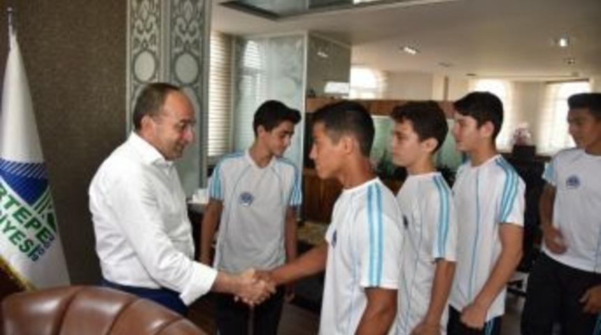 Başkan &Uuml;z&uuml;lmez, Gen&ccedil; Boks&ouml;rleri Ağırladı