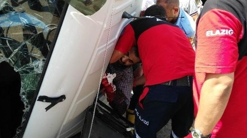 Beton Mikseri Devrildi, S&uuml;r&uuml;c&uuml; Kabinde Sıkıştı