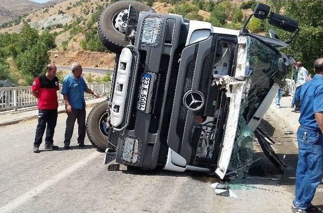 Beton Mikseri Devrildi, Sürücü Kabinde Sıkıştı