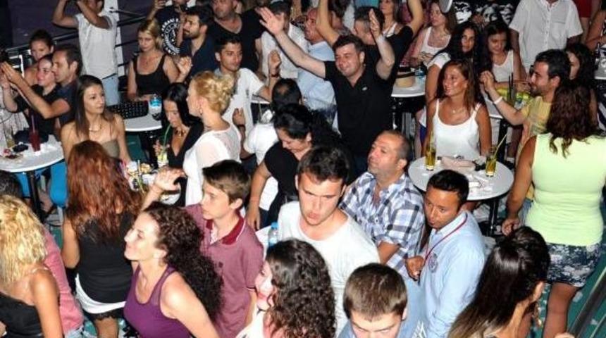 Ece Se&ccedil;kin Elbisesiyle Y&uuml;rek Hoplattı