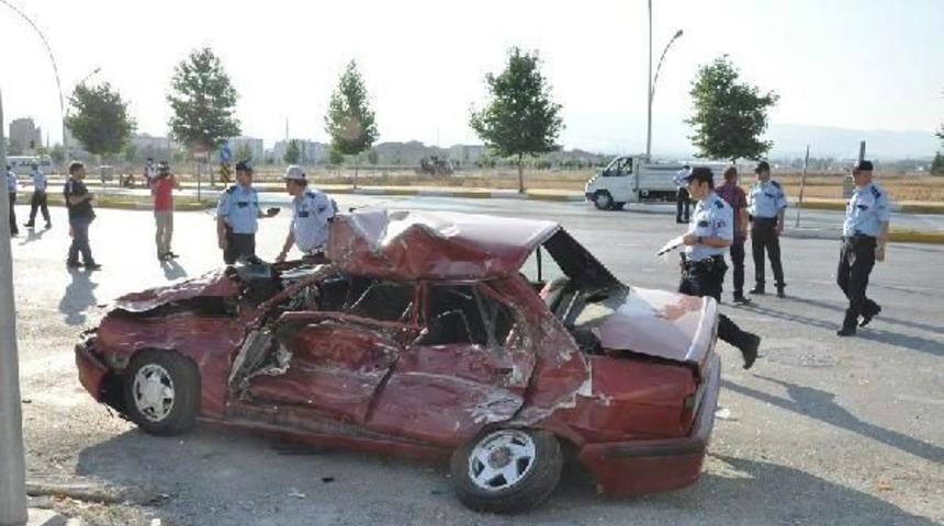 Hafriyat Kamyonu Otomobile &Ccedil;arptı: 1 &Ouml;l&uuml;, 1 Yaralı