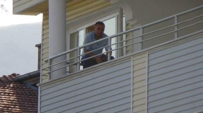 &Ouml;nce Direndi, Sonra Teslim Oldu