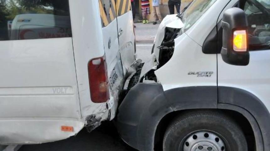 İş&ccedil;i Servisi Ile Kamyonet &Ccedil;arpıştı: 8 Yaralı