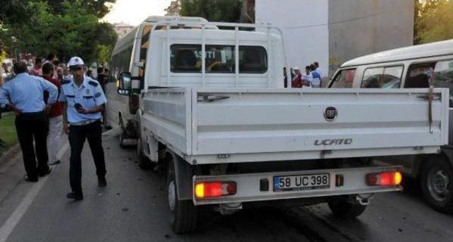 İşçi Servisi Ile Kamyonet Çarpıştı: 8 Yaralı