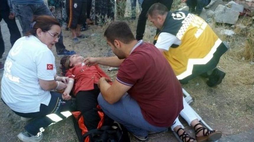 Sivas&rsquo;ta İş&ccedil;i Servisi İle Kamyonet &Ccedil;arpıştı: 8 Yaralı