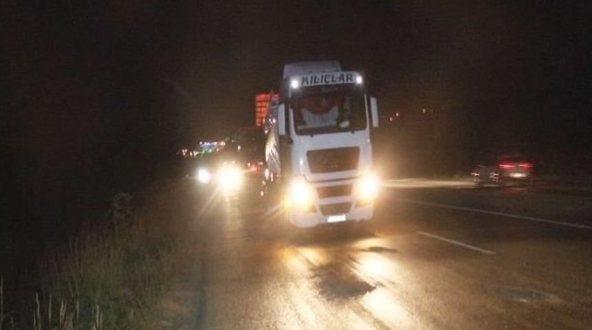 Yağ Taşıyan Tırlar Yolu Kaygan Hale Getirdi