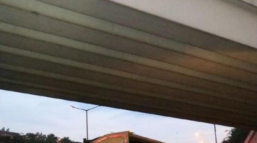 Damperi A&ccedil;ık Ilerleyen Kamyon K&ouml;pr&uuml;ye &Ccedil;arptı: 1 Yaralı