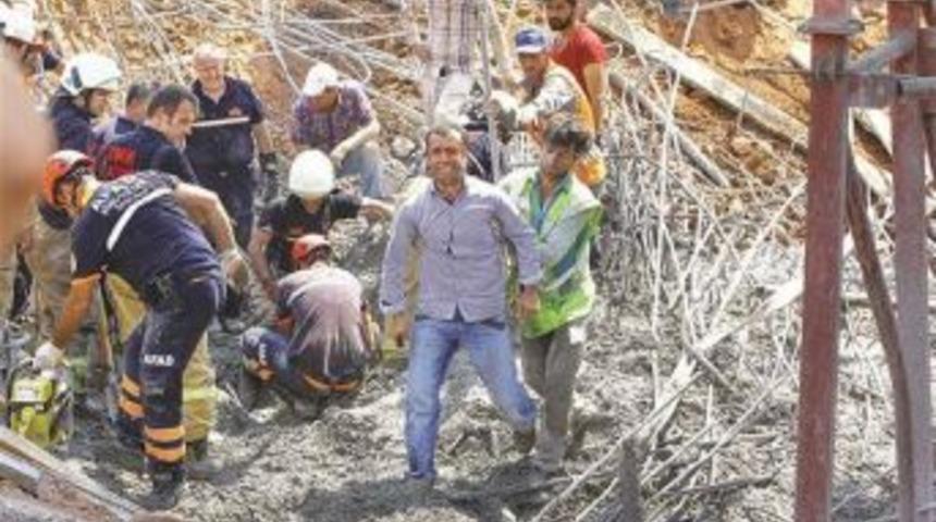 Worker Killed, Four Trapped In İzmir Construction Collapse