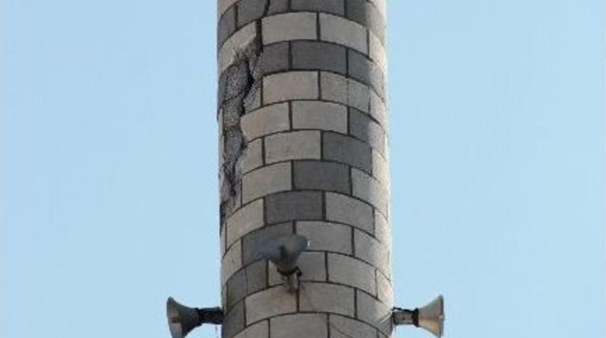 Yıldırım Nedeniyle &Ccedil;atlayan Minarenin Yıkılmasını İstiyorlar