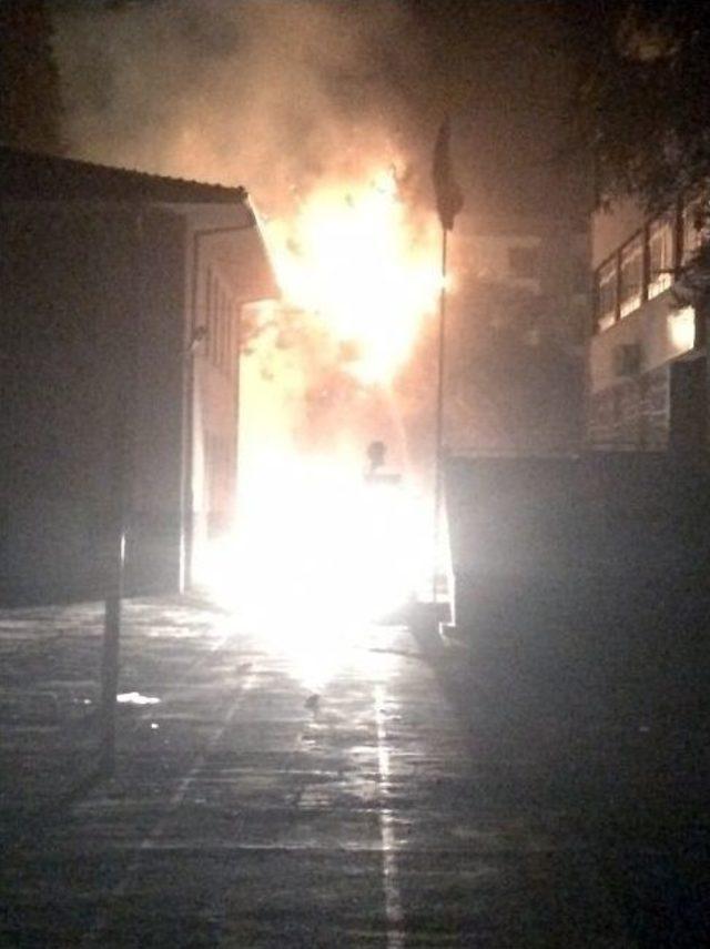 Okul Bah&ccedil;esinde Korkutan Yangın 2