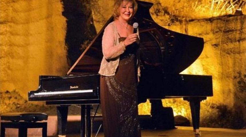 G&uuml;lsin Onay Gecenin Ilk Eserini Şehitlere Adadı