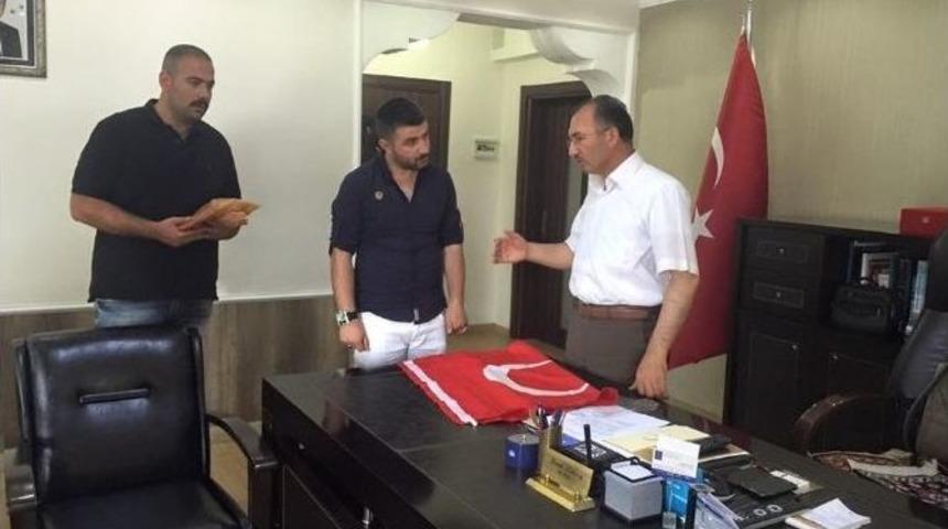 &Uuml;lk&uuml; Ocaklarından Bayrak Asma Kampanyası