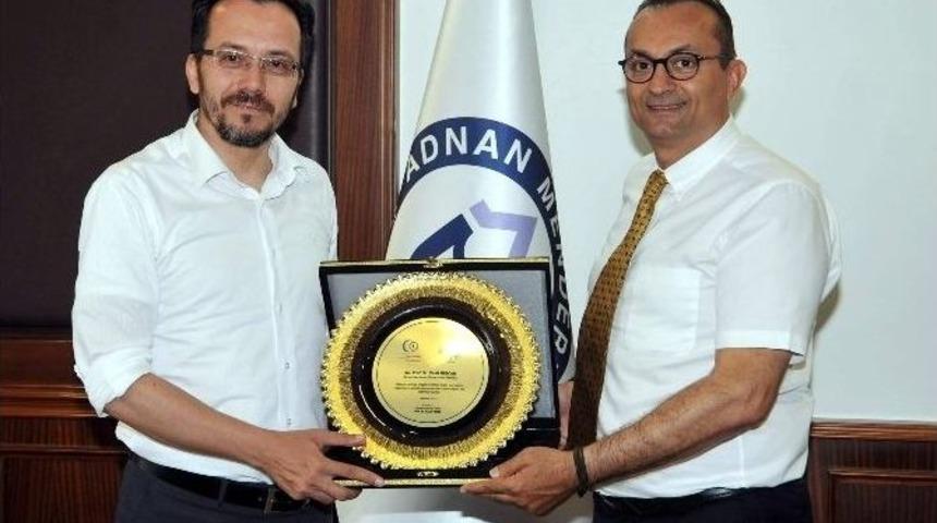Ad&uuml; Rekt&ouml;r&uuml; Bircan&rsquo;a Anlamlı Plaket
