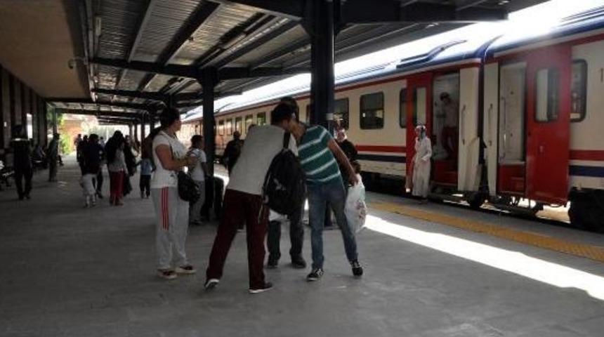 Bombalı Saldırının Ardından Kars'a Tren Seferlerini Iptal Edildi