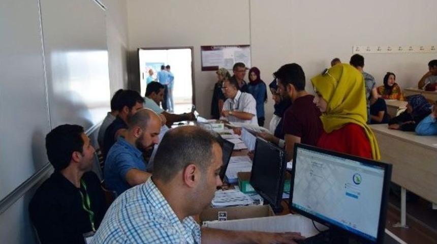 D&uuml;zce &Uuml;niversitesinde Kayıt Heyecanı Devam Ediyor