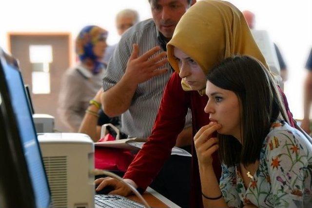 Düzce Üniversitesinde Kayıt Heyecanı Devam Ediyor