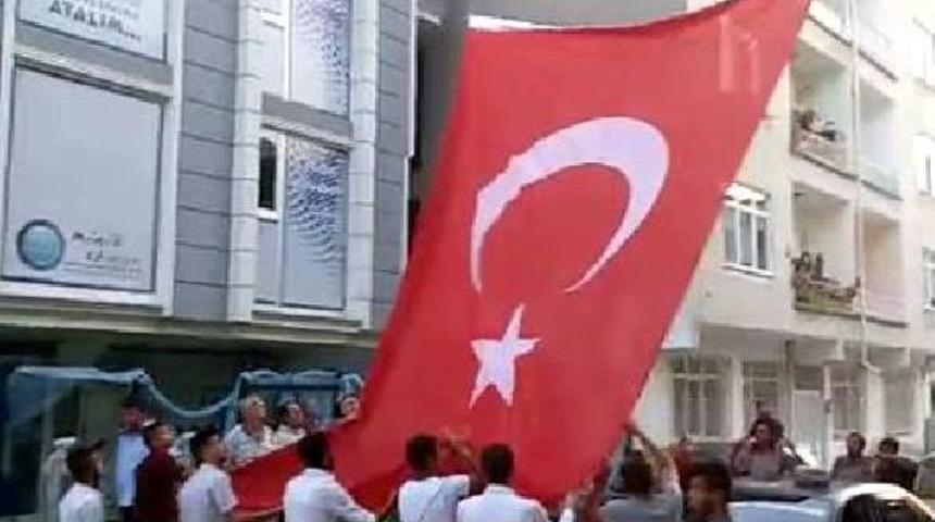 Ter&ouml;re Tepki I&ccedil;in Bayrak Astılar