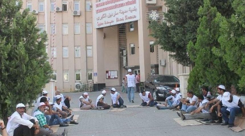 Belediye İş&ccedil;ilerinin Oturma Eylemi S&uuml;r&uuml;yor