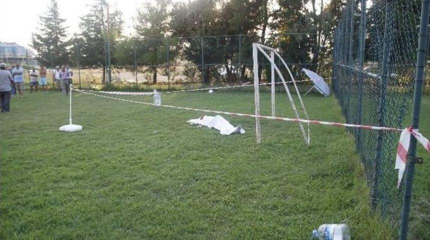 Başına Kale Direği Devrilen Gen&ccedil; Hayatını Kaybetti