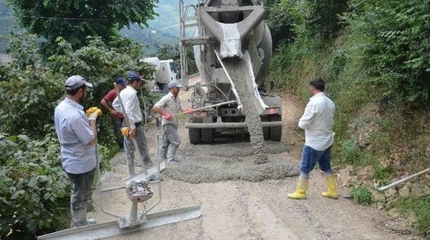 Trabzon B&uuml;y&uuml;kşehir Belediyesi Yollara 43 Bin 688 Metrek&uuml;p Beton Serdi