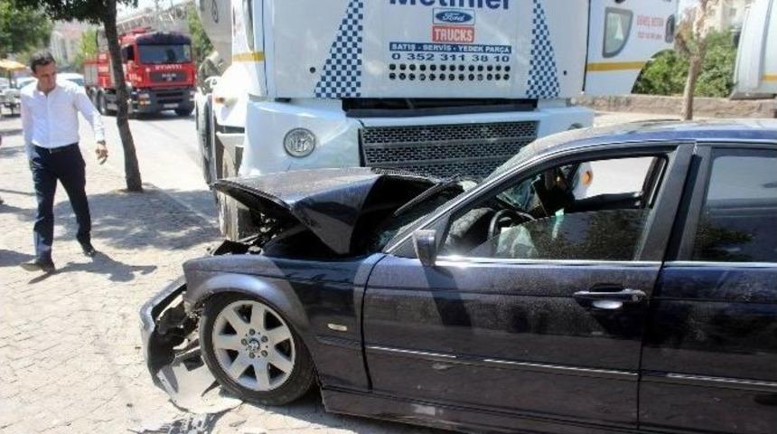 Otomobil Beton Mikserine &Ccedil;arptı: 2 Yaralı