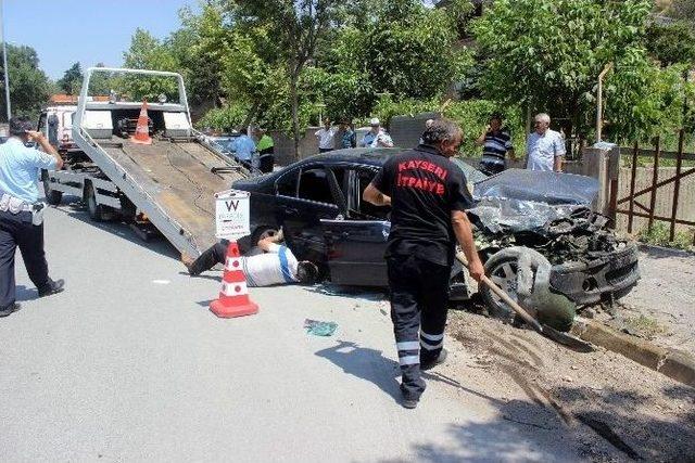 Otomobil Beton Mikserine Çarptı: 2 Yaralı 1