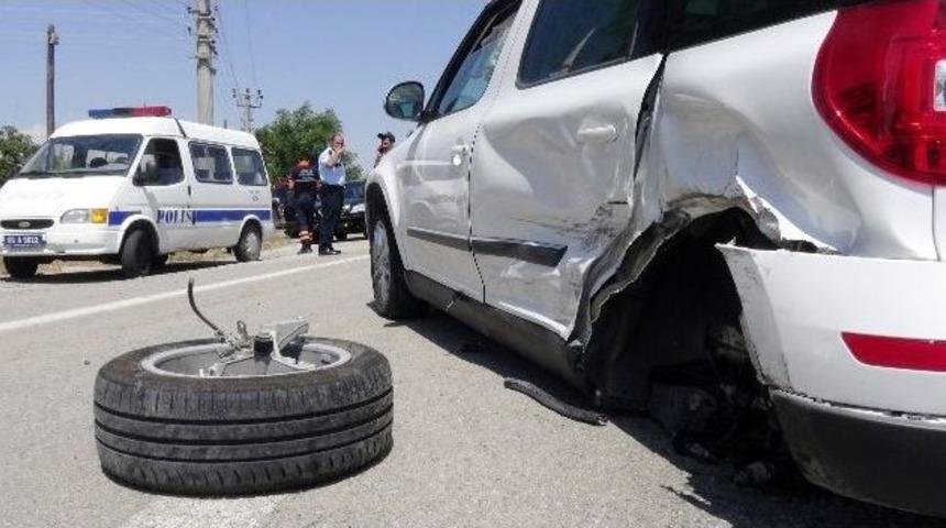 Aksaray&rsquo;da İki Otomobil &Ccedil;arpıştı: 5 Yaralı