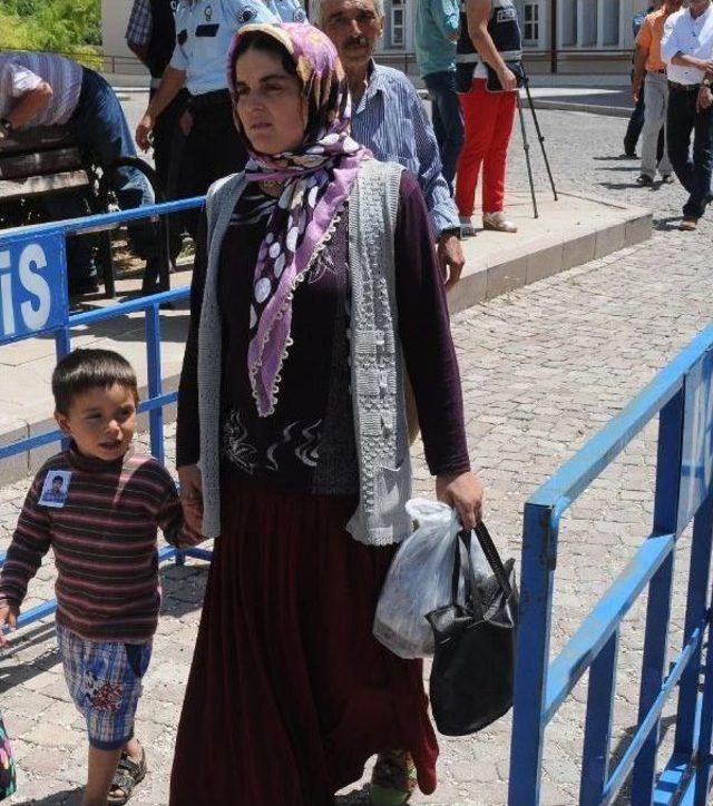 Ermenikli Madenci Kızı, Duruşmaya Göğsünde Ölen Babasının Fotoğrafıyla Geldi