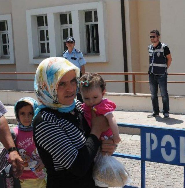 Ermenikli Madenci Kızı, Duruşmaya Göğsünde Ölen Babasının Fotoğrafıyla Geldi