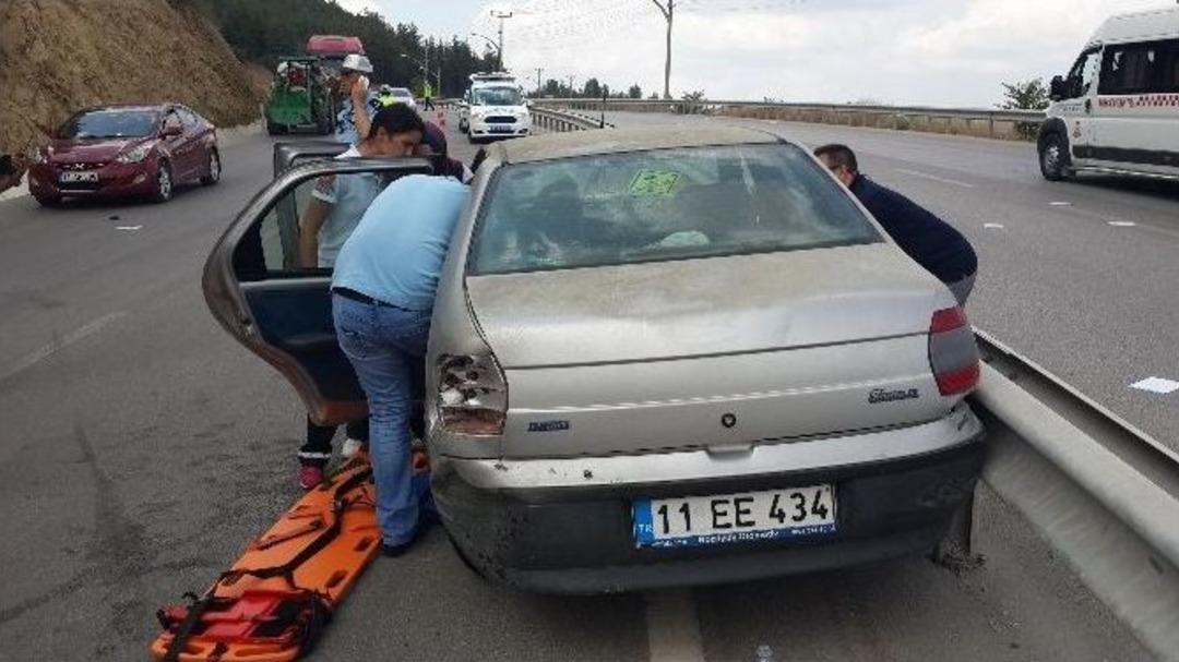 Bilecik&rsquo;te Otomobil Orta Ref&uuml;je &Ccedil;arptı: 1 Yaralı