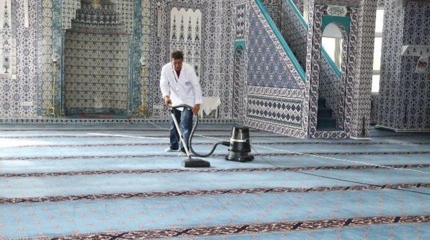 Odunpazarı Belediyesi Camileri Temizliyor