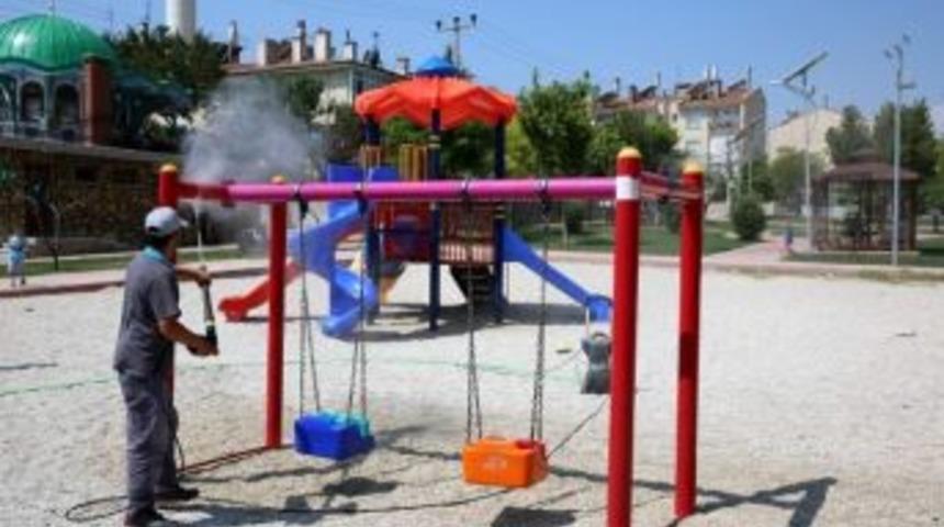 Sel&ccedil;uklu&rsquo;da Parklarda Temizlik &Ccedil;alışması