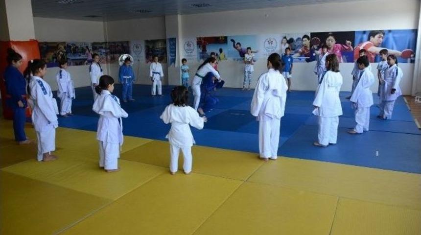 Yunusemre Belediyesi Judoda Başarılı Sporcular Yetiştiriyor