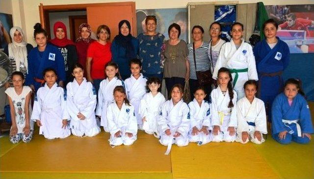 Yunusemre Belediyesi Judoda Başarılı Sporcular Yetiştiriyor