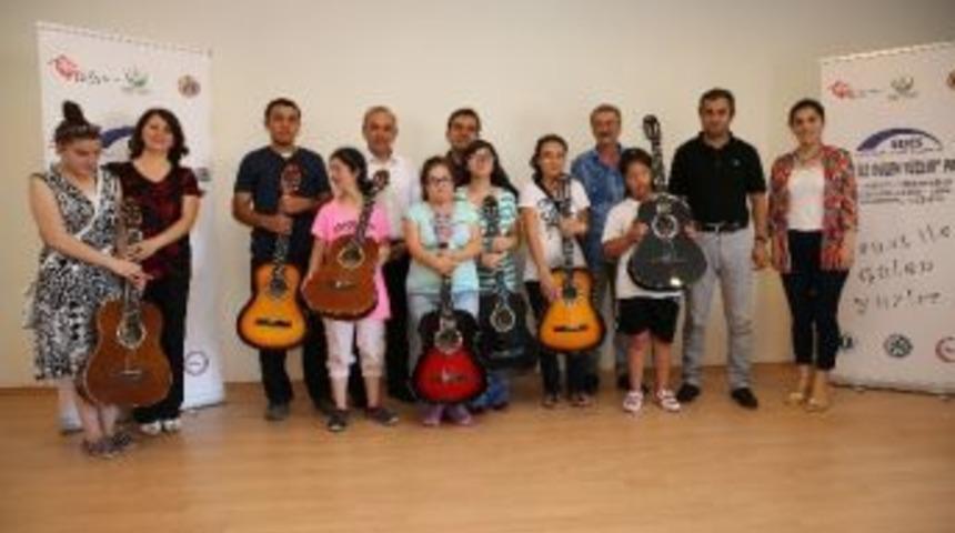 Engelliler Sanat &Ouml;ğreniyor