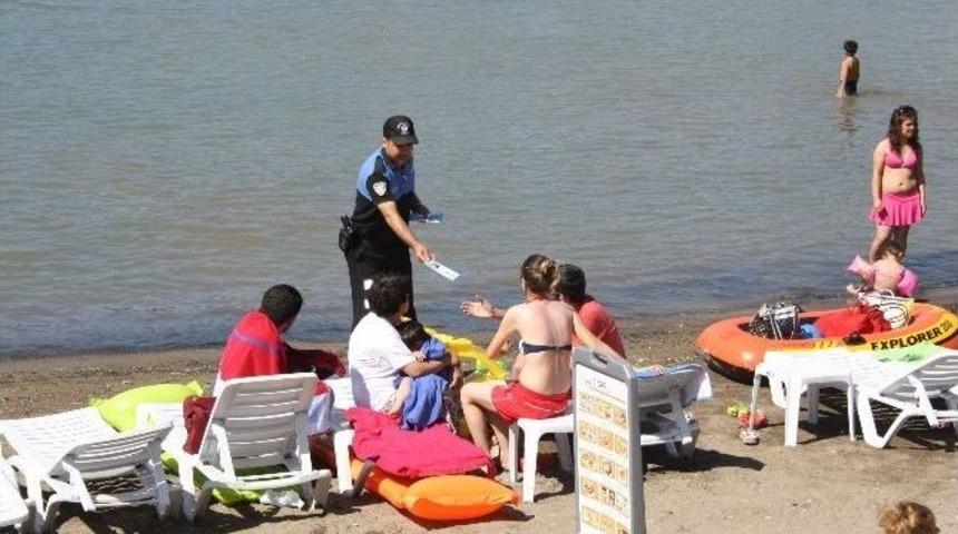 Turistlere &Ccedil;eken Akıntı Uyarısı