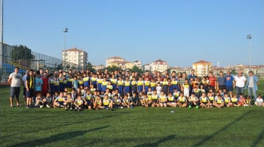 Kapaklıspor Y&ouml;netiminden Futbol Yaz Okulu &Ouml;ğrencilerine Başarı Belgesi