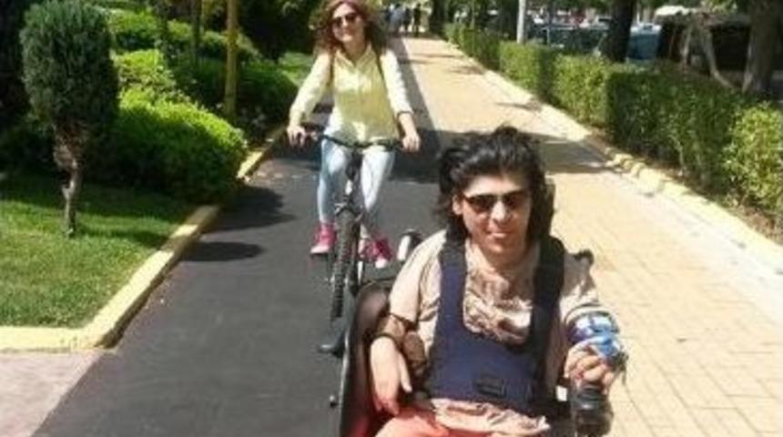 Engelli Asans&ouml;r&uuml;n&uuml;n &Ccedil;alıştırılması İ&ccedil;in &Uuml;zerine Yazı Astı