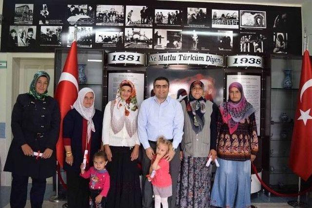 Hasta Ve Yaşlı Refakatçisi Kursunu Tamamlayanlara Sertifikaları Verildi