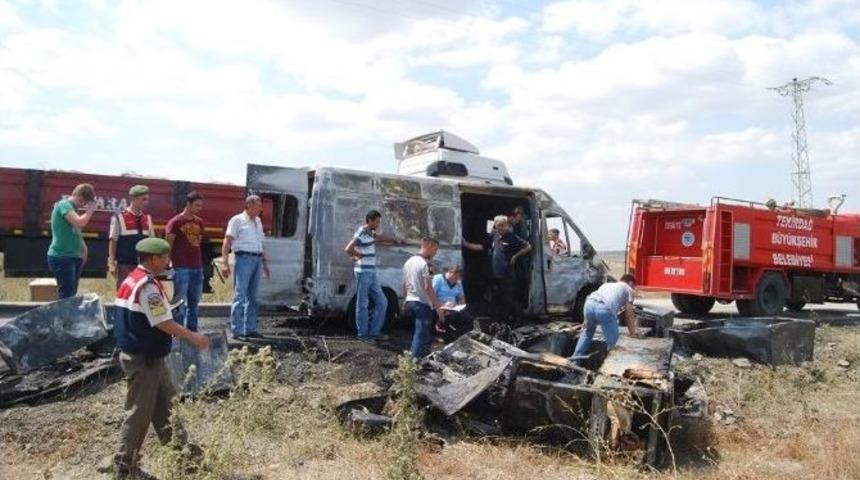 (&ouml;zel Haber) Seyir Halinde Yanan Beyaz Eşya Y&uuml;kl&uuml; Minib&uuml;s Hurdaya D&ouml;nd&uuml;