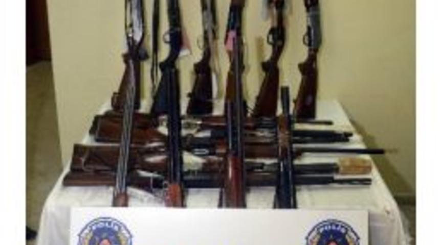 Sakarya&rsquo;da Asayiş Uygulamasında Silah Ve Uyuşturucu Ele Ge&ccedil;irildi