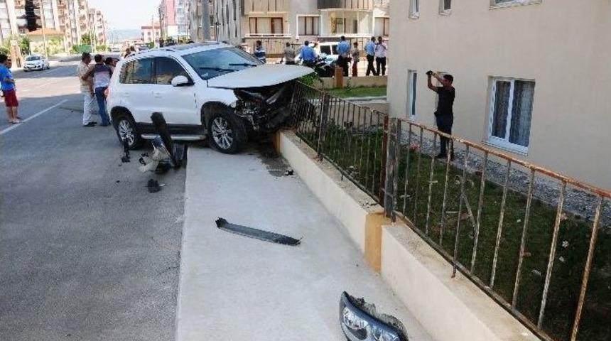 &Ccedil;anakkale&rsquo;de Trafik Kazası: 3 Yaralı