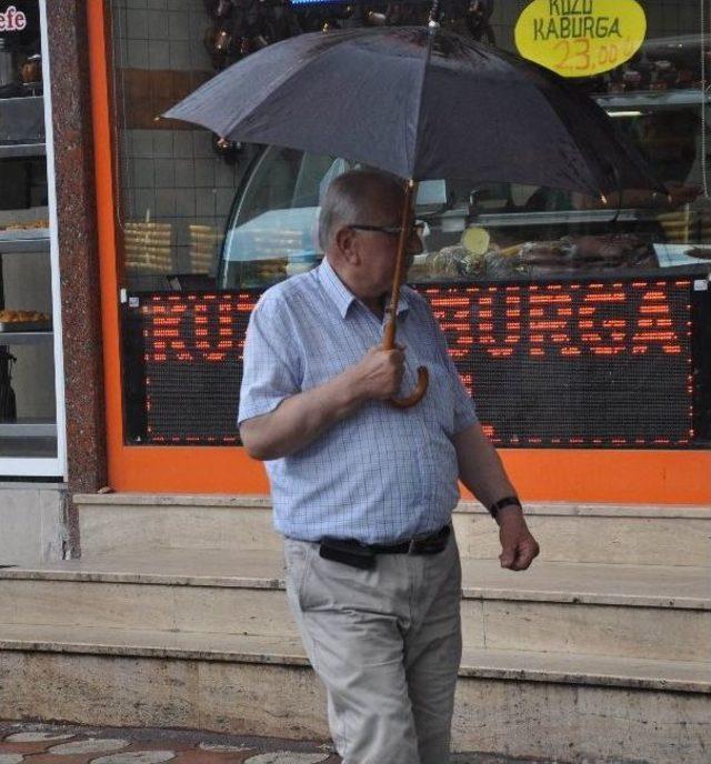 Sivas’ta Yağan Yağmur Sıcaktan Bunalan Vatandaşları Serinletti