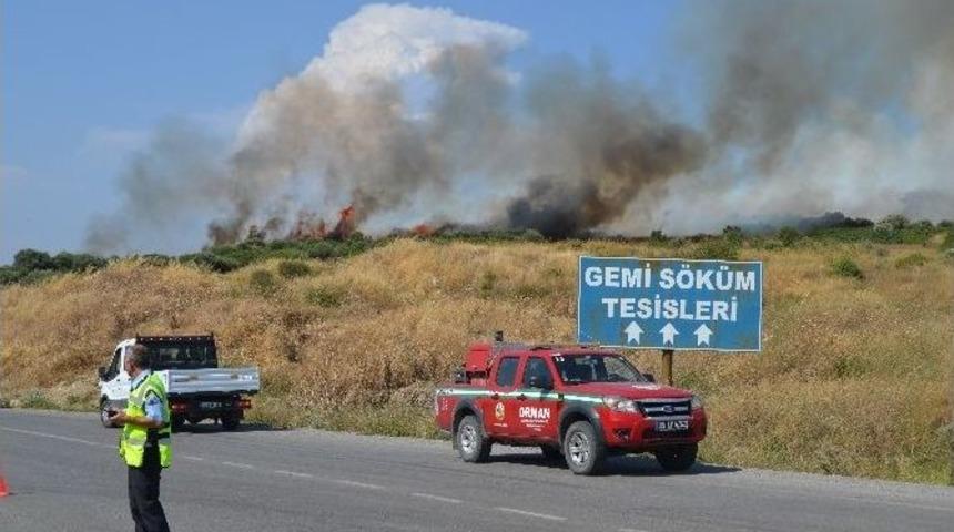 İzmir&rsquo;de T&uuml;praş Yakınında &Ccedil;ıkan Yangın Korkuttu