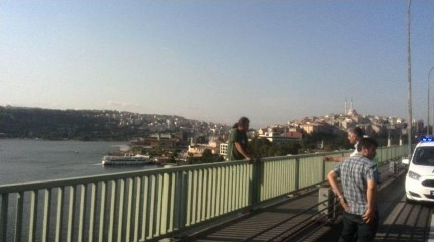 Hali&ccedil; K&ouml;pr&uuml;s&uuml;ndeki İntihar Girişimi Trafiği Fel&ccedil; Etti